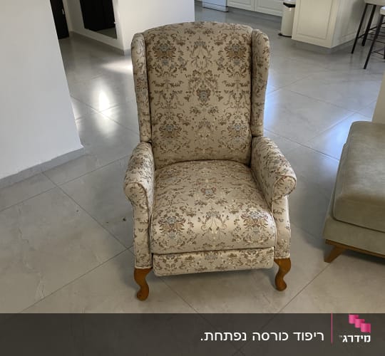 כורסה מרופדת עם דוגמה פרחונית בסלון ביתי